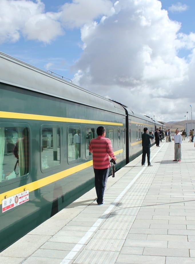 
     Resan till Tibet från Kina görs på världens högst belägna järnväg. 
   