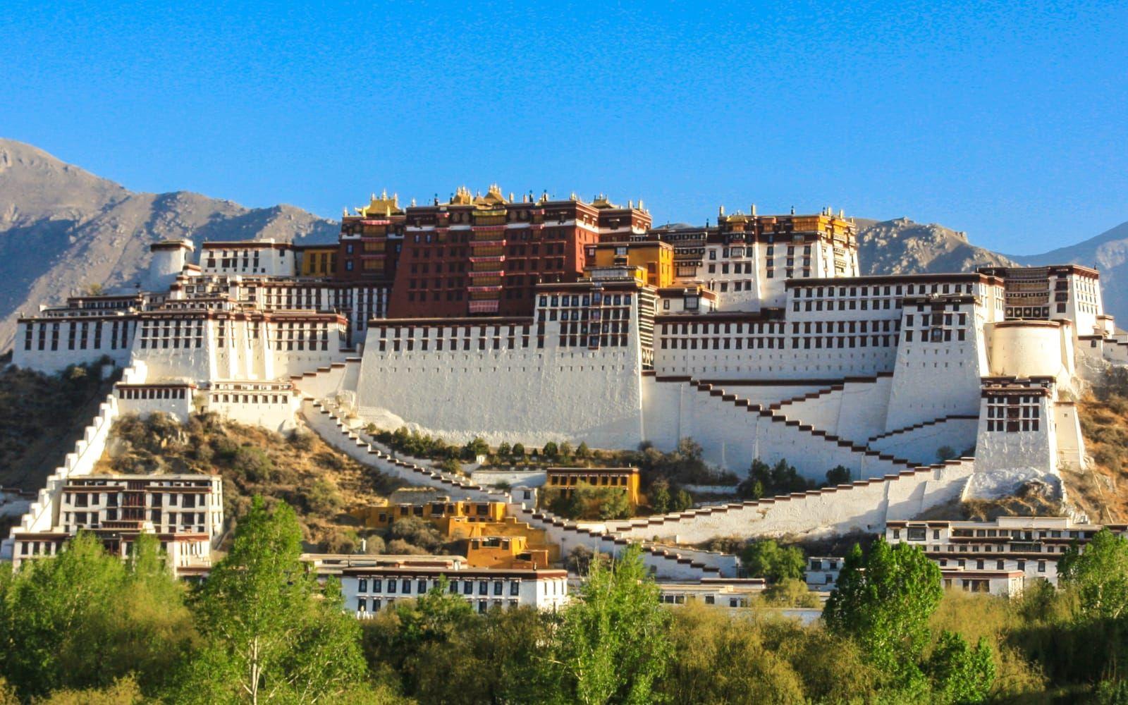 Mäktiga Potalapalatset i Lhasa. Här bodde tidigare Dalai Lama.