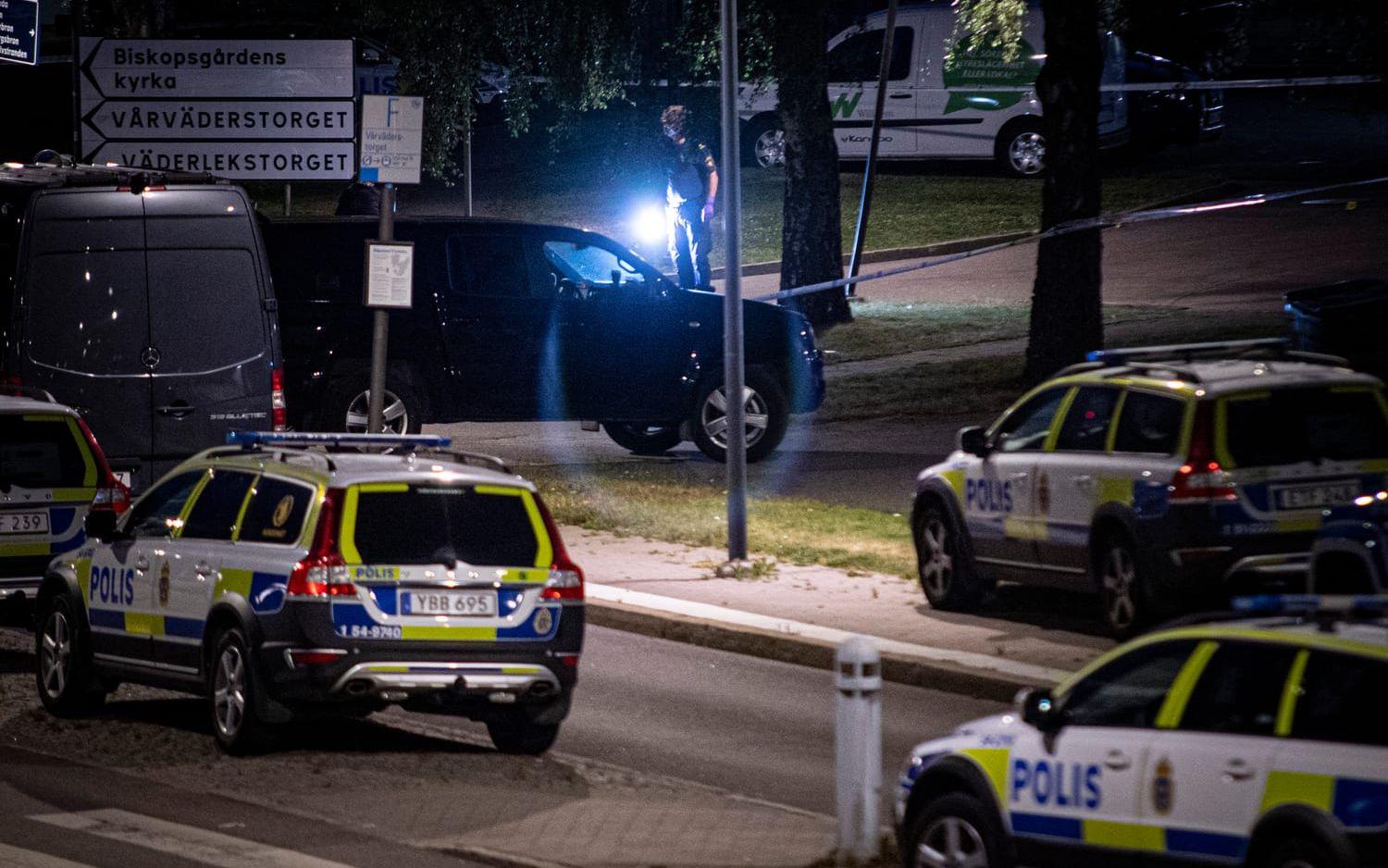 Några poliser befann sig på Höstvädersgatan i Biskopsgården på onsdagskvällen och pratade med ett par personer då de plötsligt blev beskjutna.