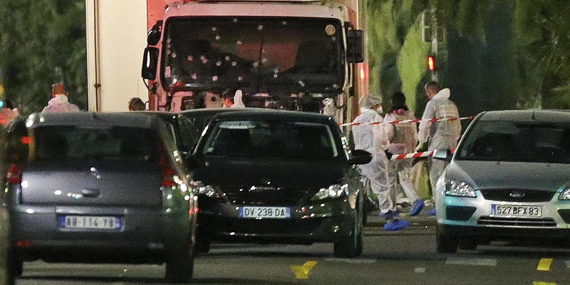 86 personer dödas när en tungt beväpnad man kör in i en folkmassa med en lastbil i centrala Nice