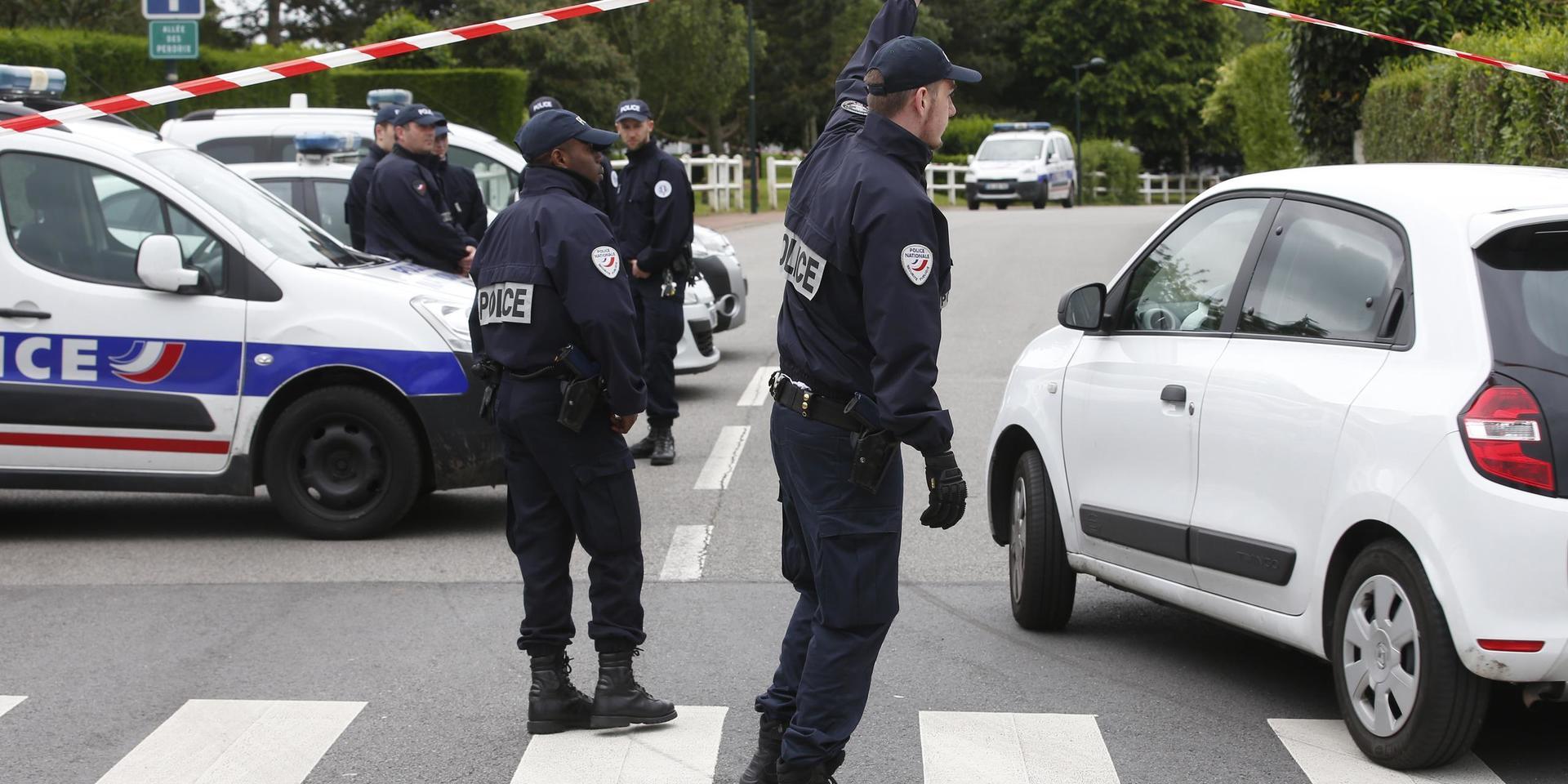 En polis mördas utanför sitt hem utanför Paris i juni 2014.