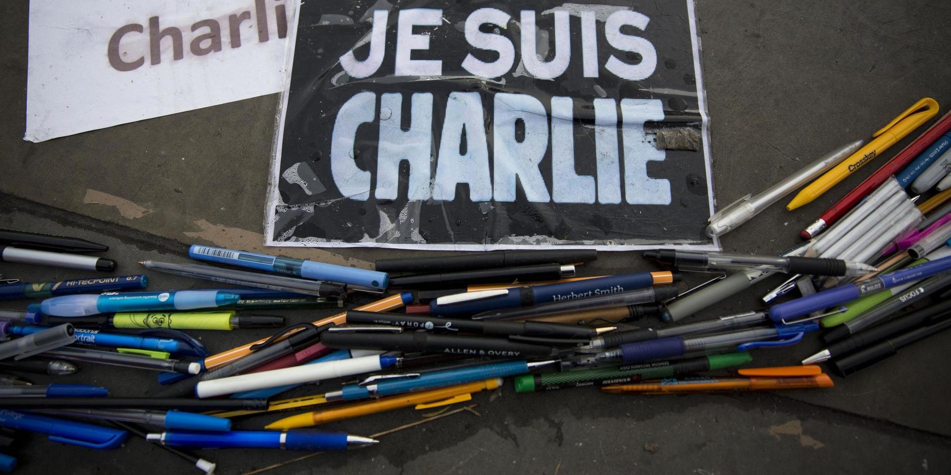 7 januari 2015 tar sig två beväpnade män in på satirtidningen Charle Hebdo och dödar 12 personer. 