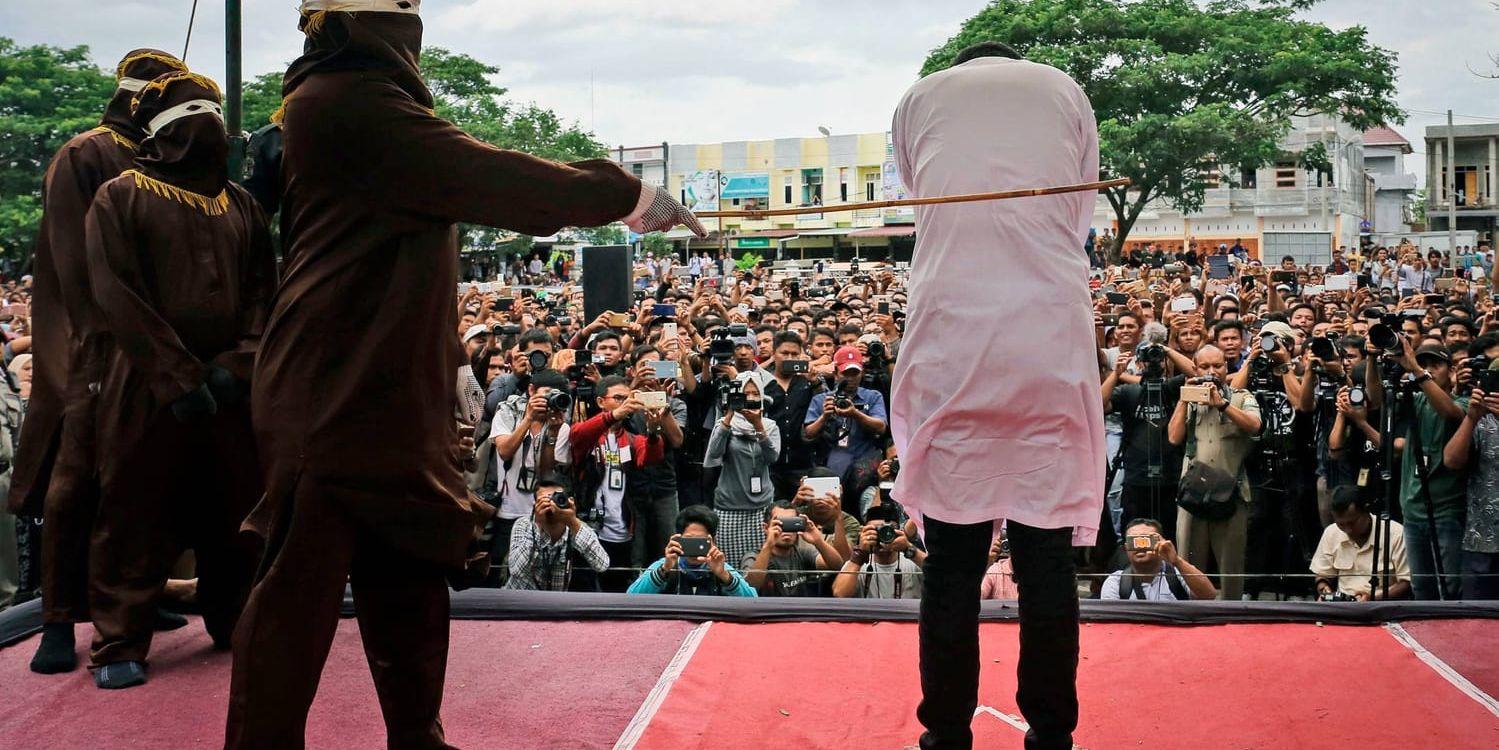En av de två män som pryglades offentligt anklagade för samkönat sex i den konservativa Acehprovinsen i Indonesien.