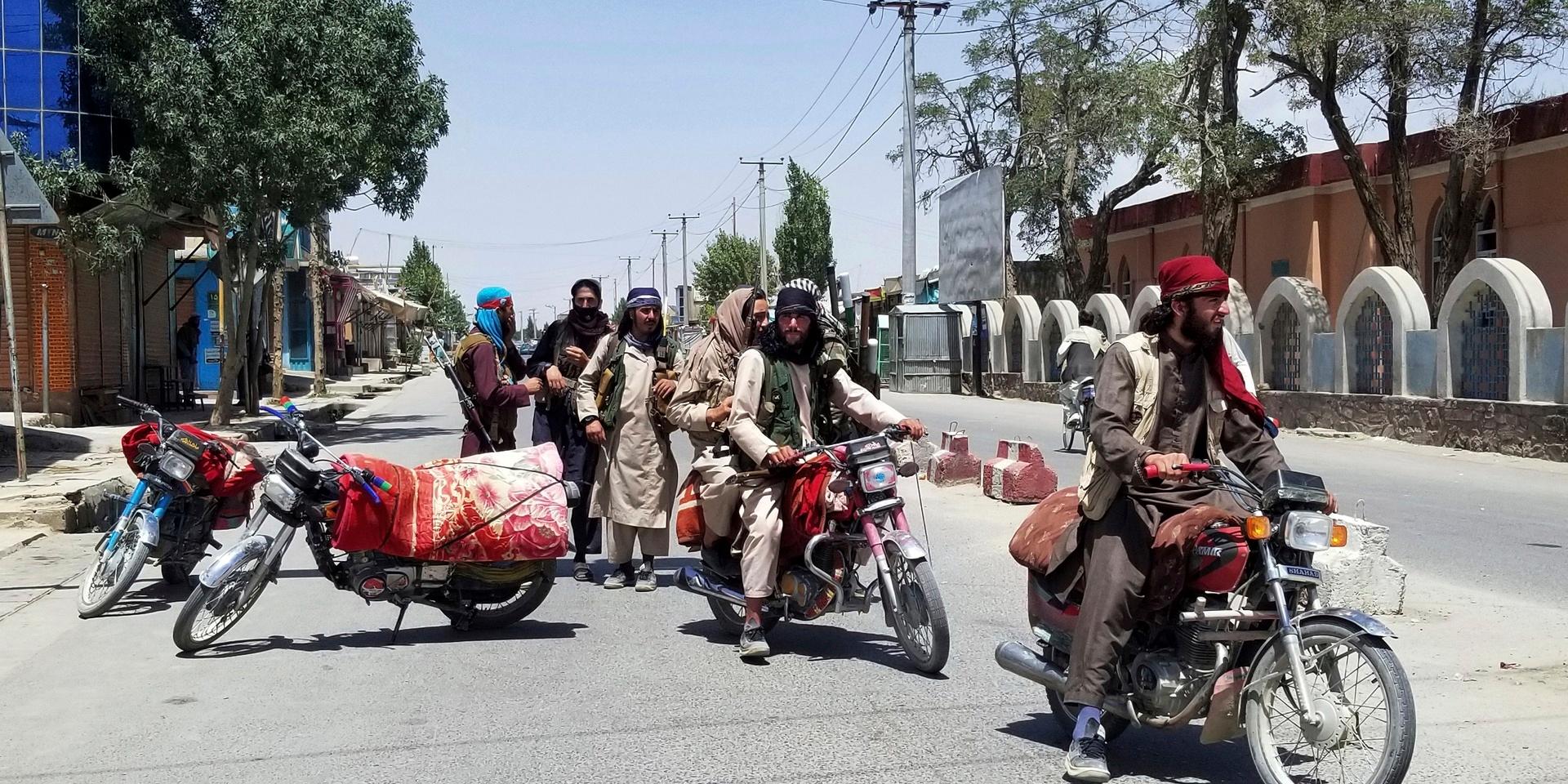 Talibankrigare patrullerar den intagna staden Ghazni, sydväst om Kabul, på torsdagen. 