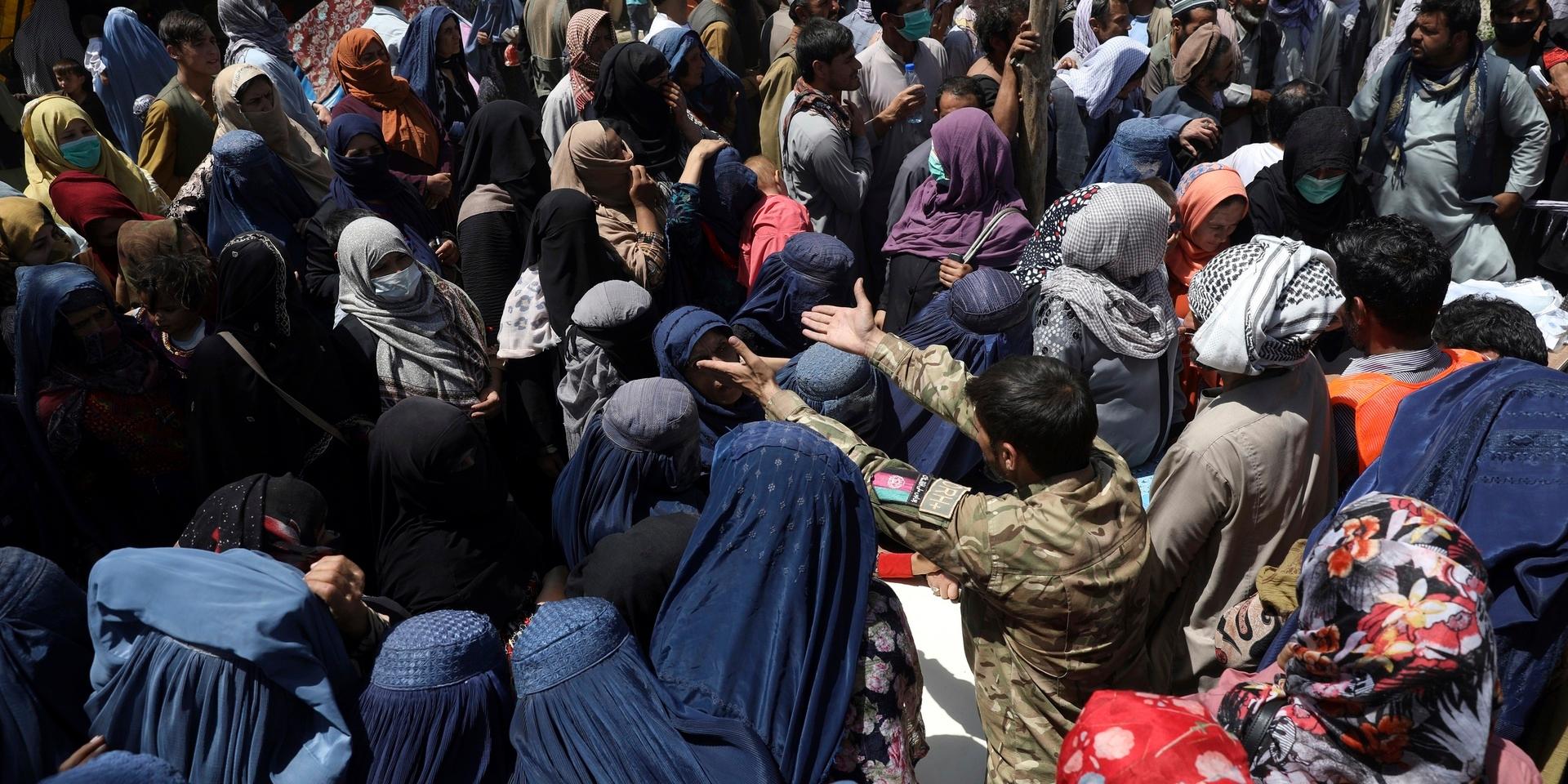 Invånare från de norra provinserna har flytt desperat undan strider mellan talibaner och afghanska säkerhetsstyrkor till huvudstaden Kabul där de fått mat utomhus i en allmän park. Hundratusentals afghaner är nu på flykt undan det tilltagande kriget, även utomlands. Många kommer till Turkiet via Iran med hopp om att nå Europa.