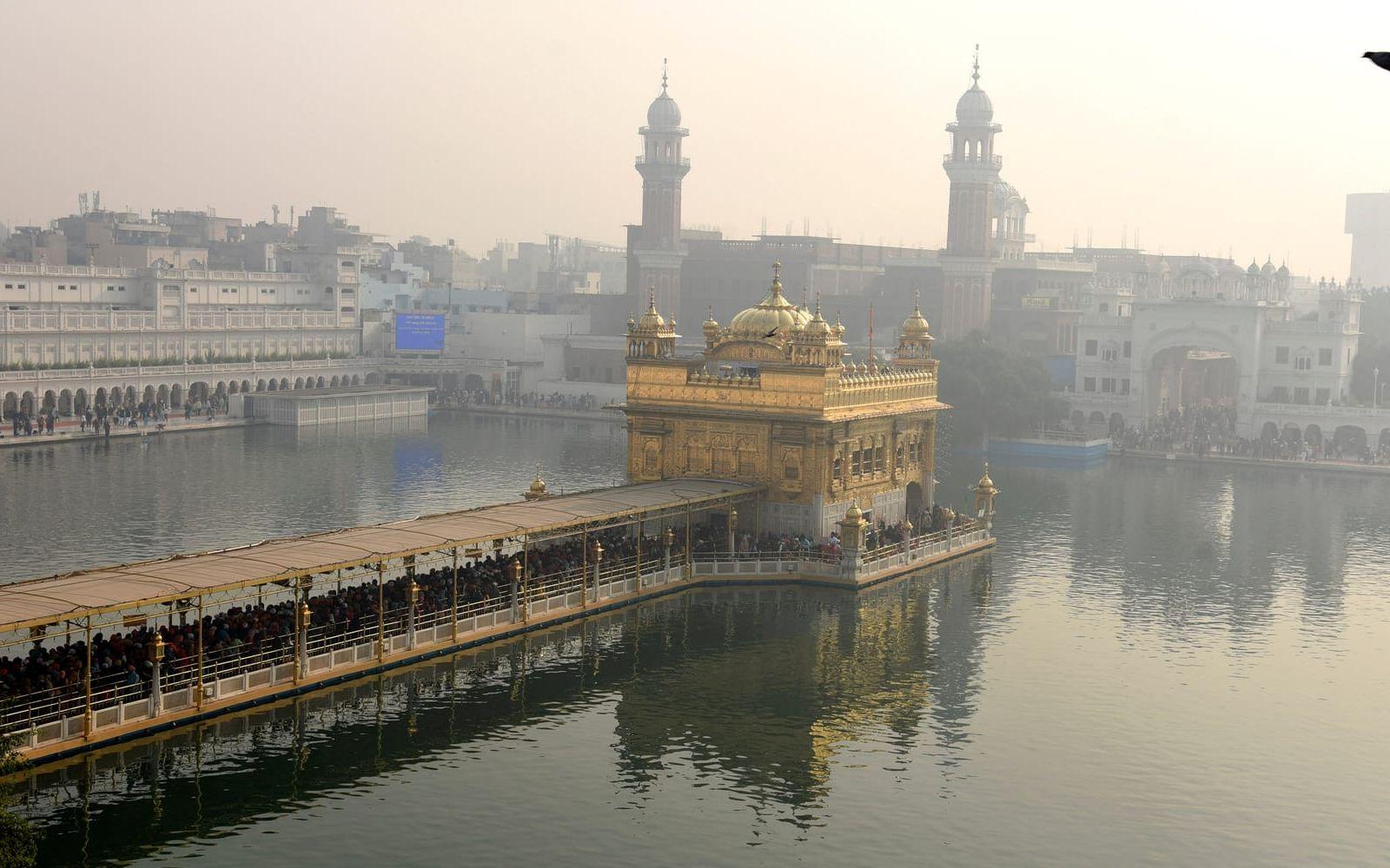 Det gyllene templet i Amritsar är sikhernas allra heligaste plats. För sikher anses det vara särskilt skändligt att berusa sig på något sätt i anslutning till de heliga platserna. Arkivbild.
