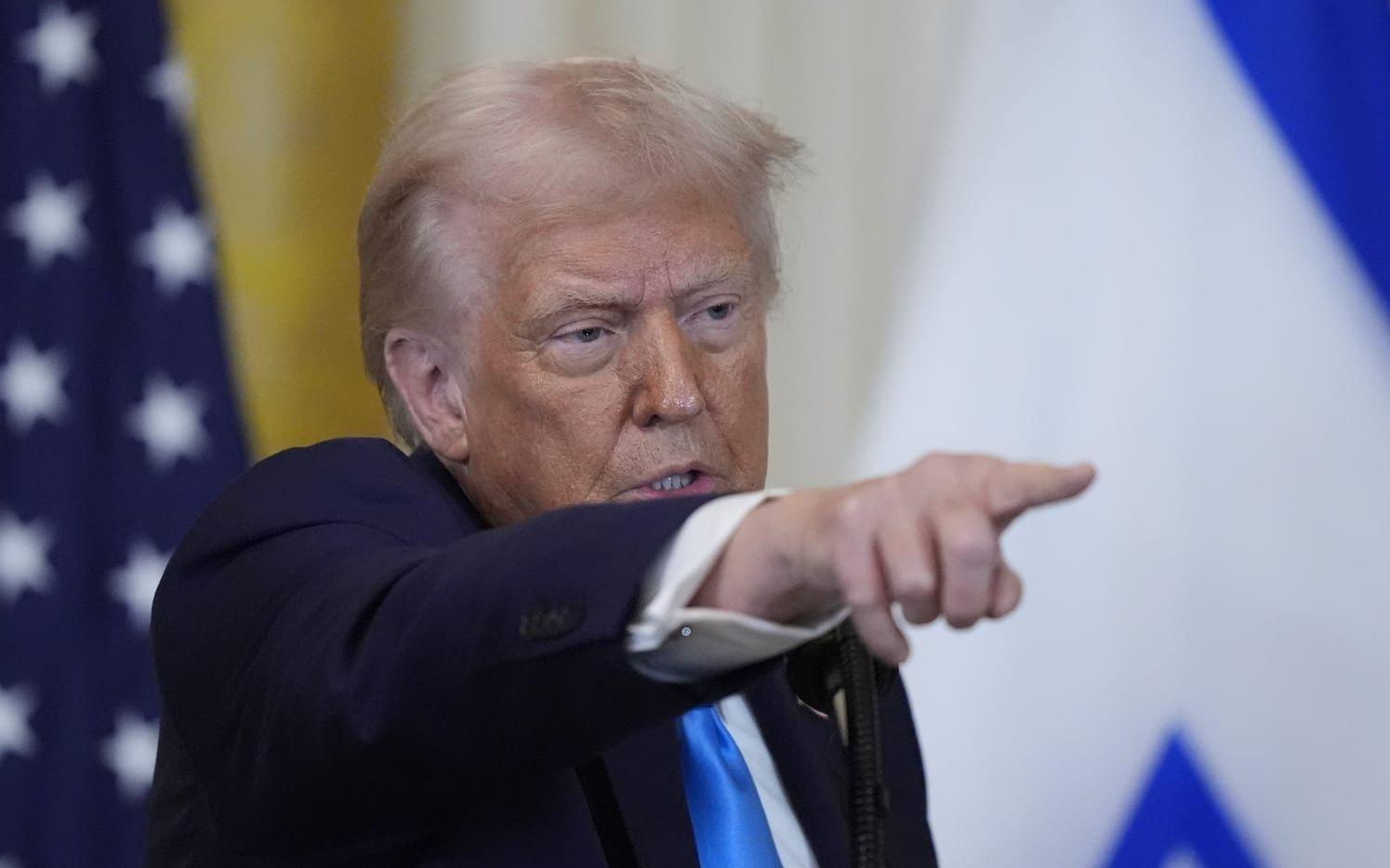 USA:s president Donald Trump hotar med strafftullar och säger att USA ska ta kontroll över andra länders områden. Här framträder han vid en presskonferens med Benjamin Netanyahu i Vita huset på tisdagen.