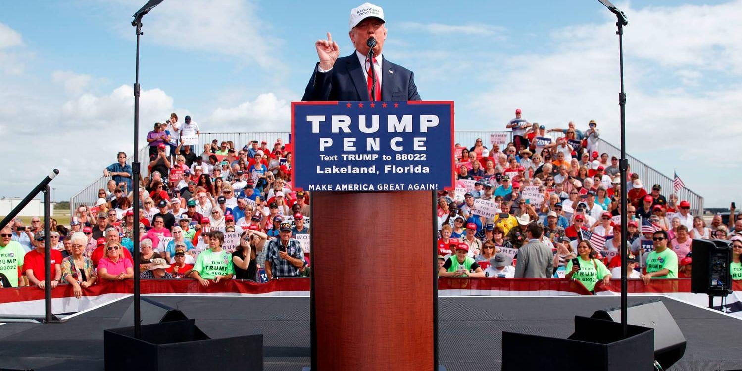 Donald Trump under ett valkampanjmöte i Florida.