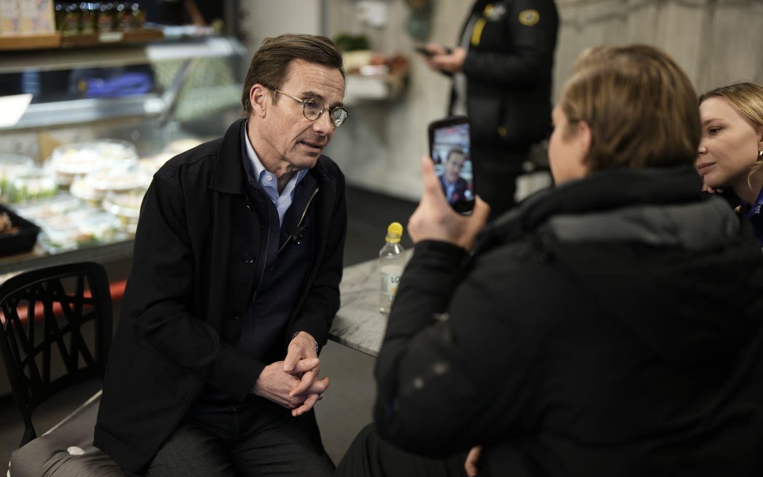 Moderaterna med partiledare Ulf Kristersson i spetsen sällar sig till skaran som vill se en 15-årsgräns på sociala medier.
