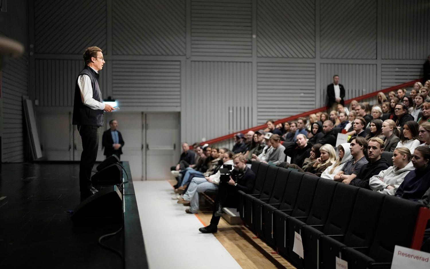 Ulf Kristersson besöker Nösnässkolan i Stenungsund under en valturné på västkusten.