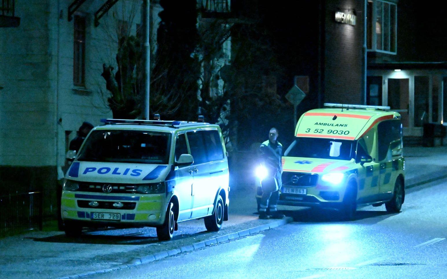 Polis och ambulans på Norrby under måndagskvällen när mannen i 20-årsåldern hittades.