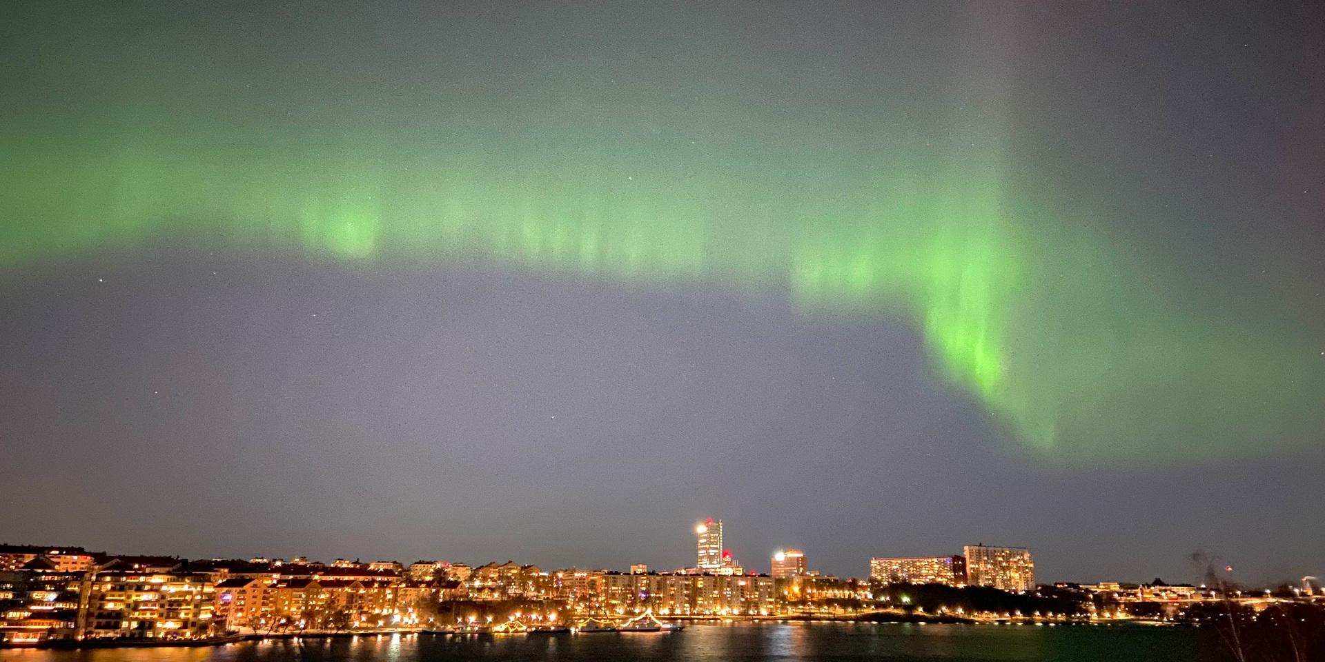 Bilden visar norrsken över Stockholm. 