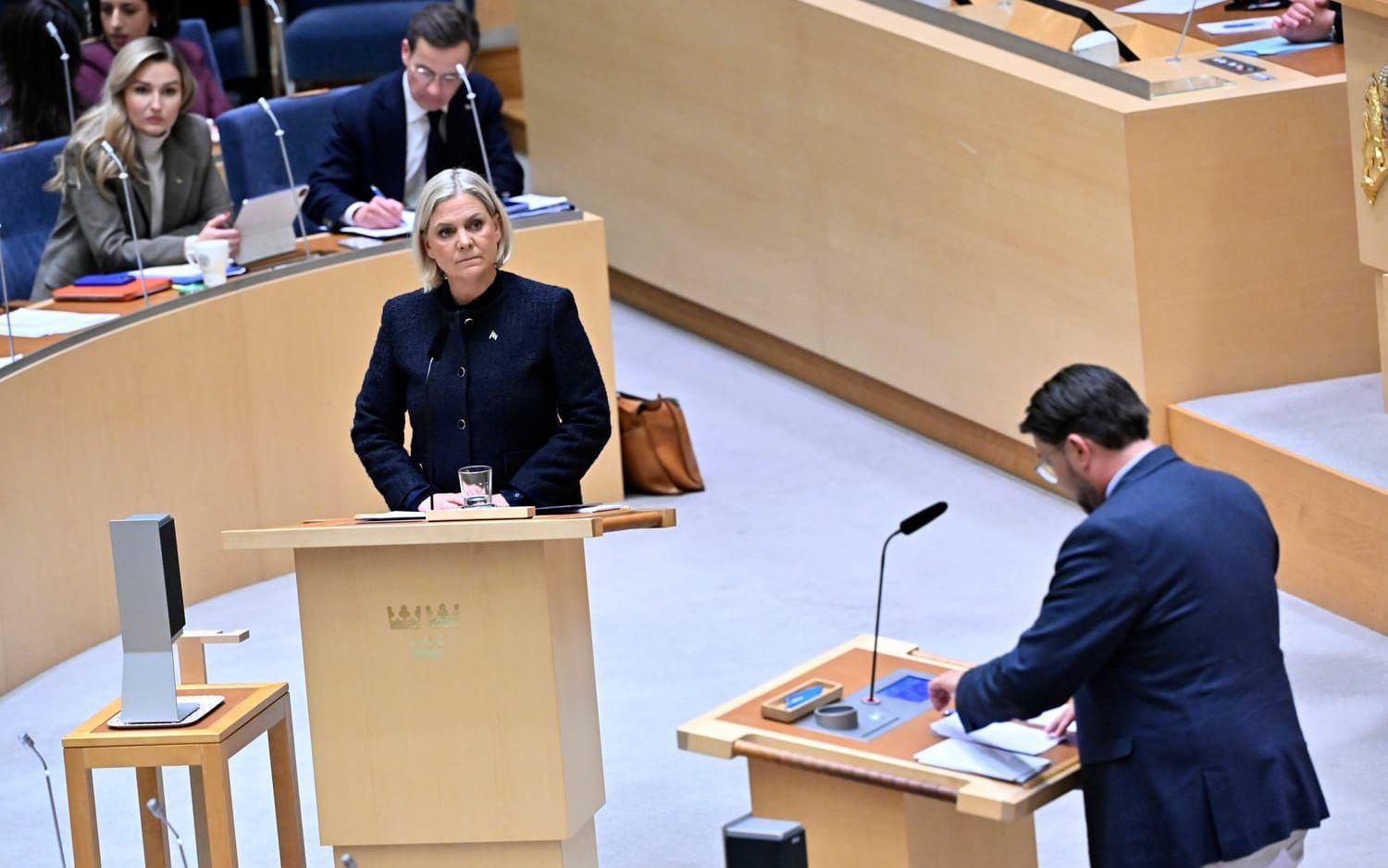 Socialdemokraternas partiledare Magdalena Andersson och SD:s Jimmie Åkesson i riksdagen.