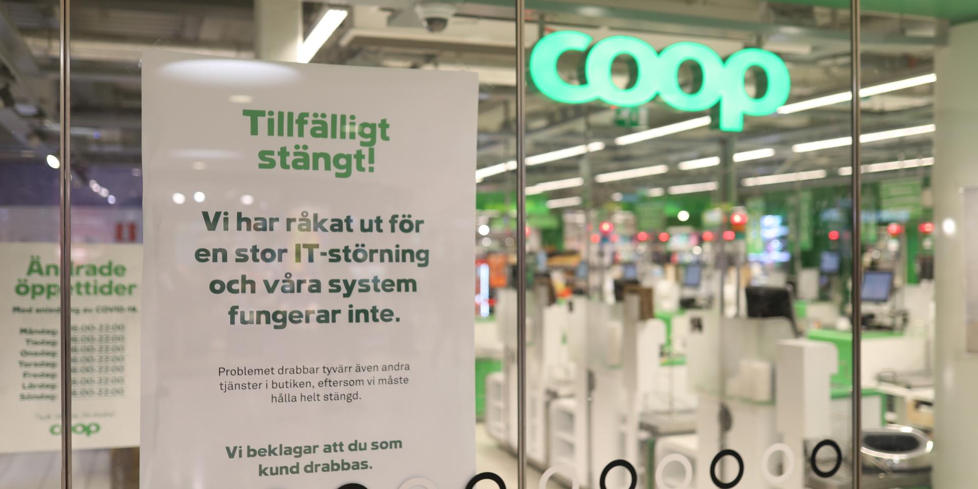 STOCKHOLM 20210703 En stängd Coop butik i Stockholm på lördagen.Coop har stängt nästan landets alla 800 butiker efter en it-attack. I nuläget är prognosen att det består hela lördagen, enligt livsmedelskedjan. Foto: Ali Lorestani/ TT / kod 11950