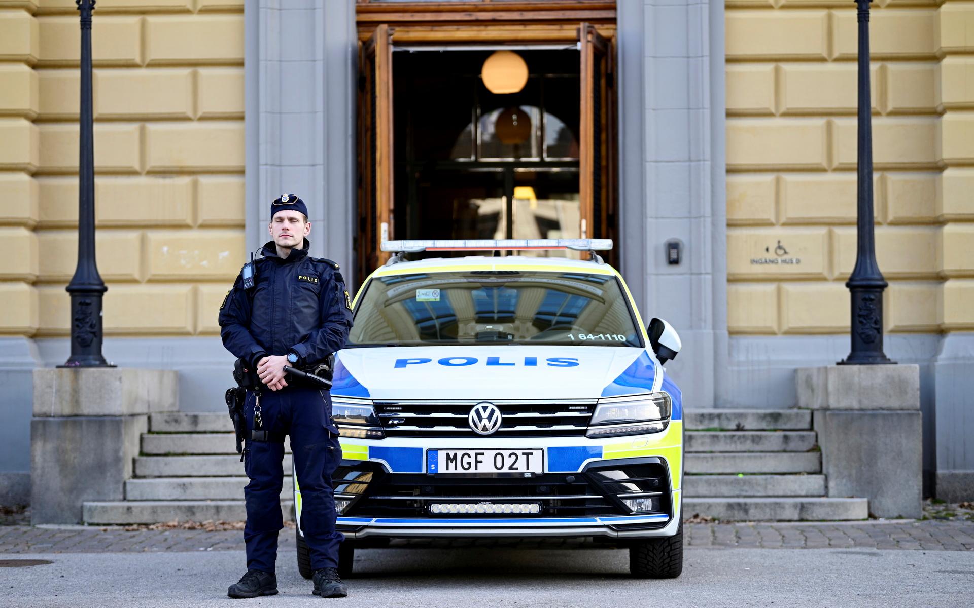 Poliser utanför Malmö Latinskola dagen efter dådet.