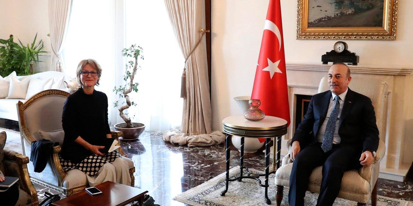 FN-utredaren Agnès Callamard (till vänster) i ett möte med Turkiets utrikesminister Mevlut Cavusoglu i Ankara tidigare i veckan.