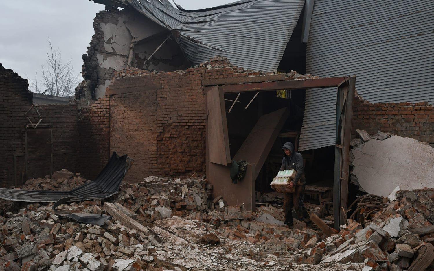 En invånare i Kramatorsk letar efter saker som klarat sig oskadda efter ryska bombningar under natten till torsdag.