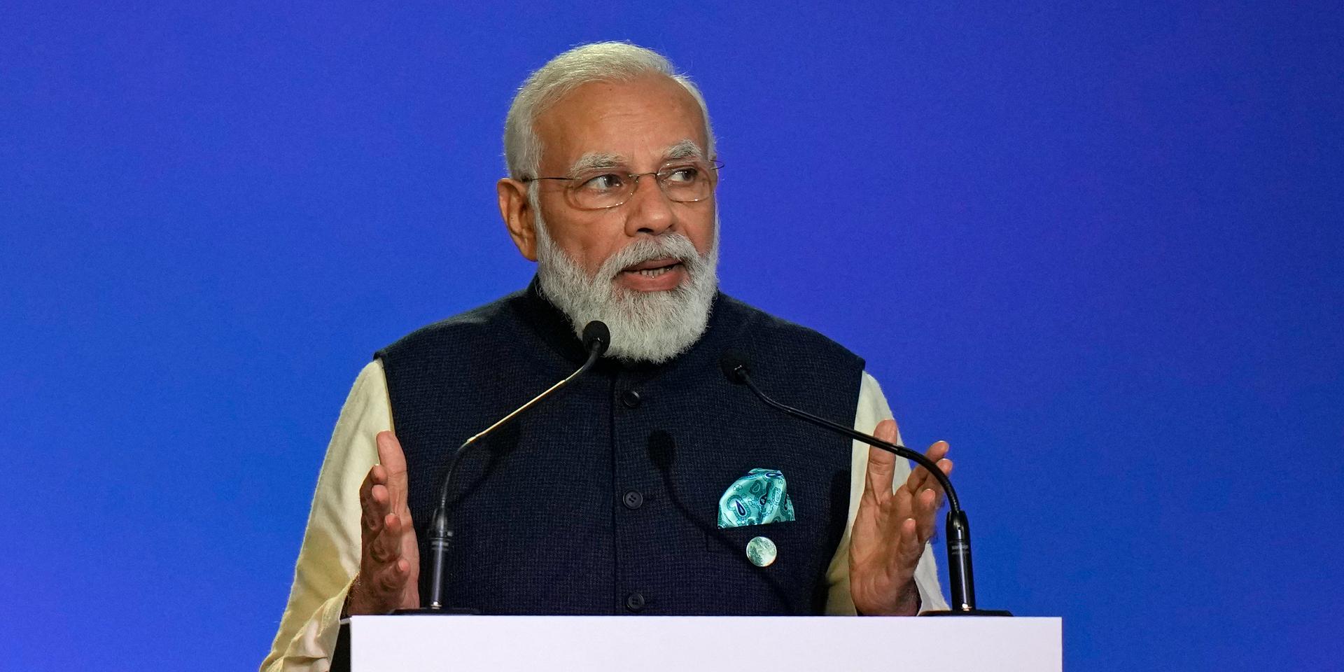 Indiens premiärminister Narendra Modi berättar att landet ska minska utsläppen till netto noll till 2070. Bild: AP Photo/Alastair Grant, Pool.