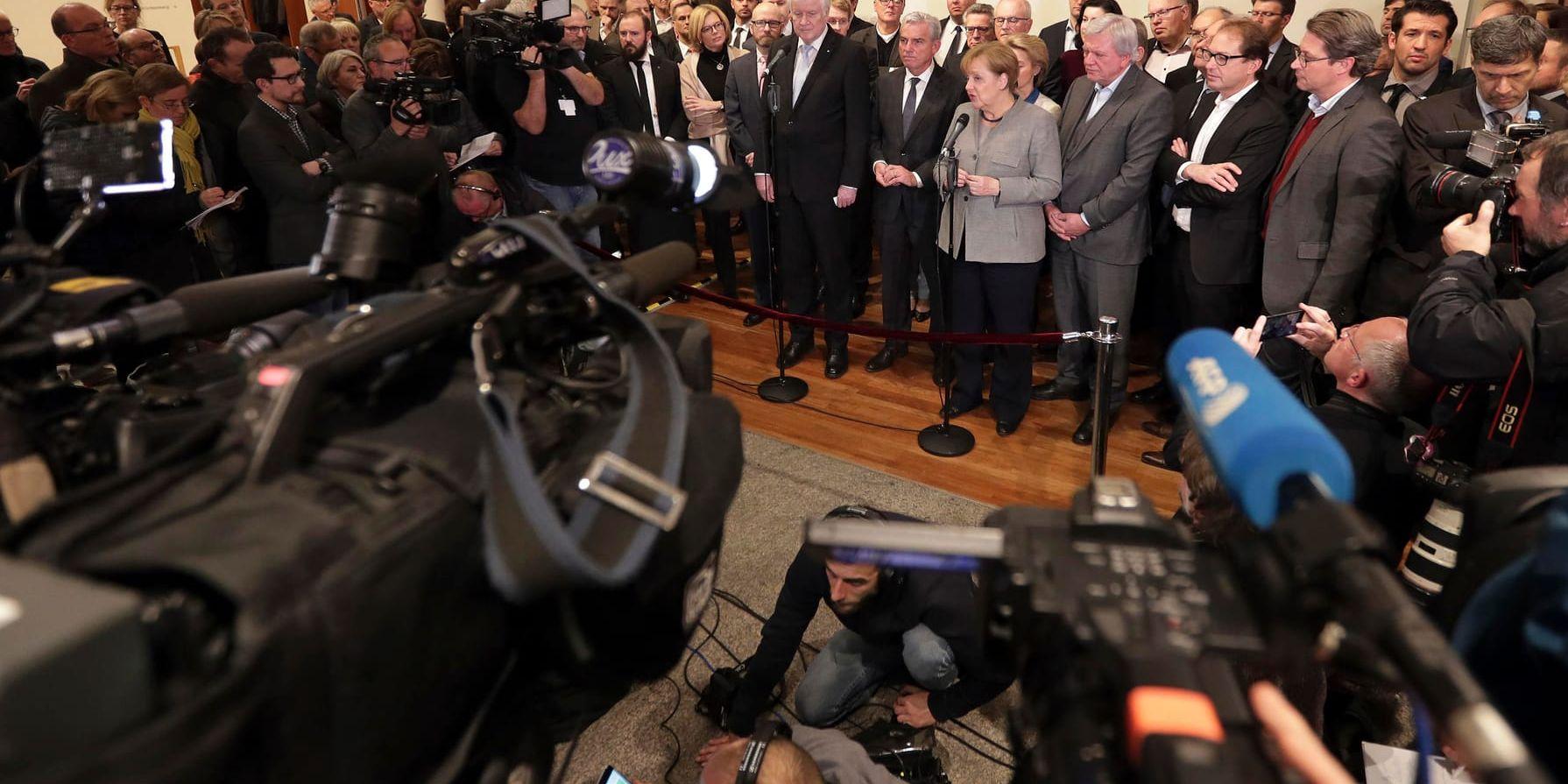 Angela Merkel beklagar att samtalen brutit samman.