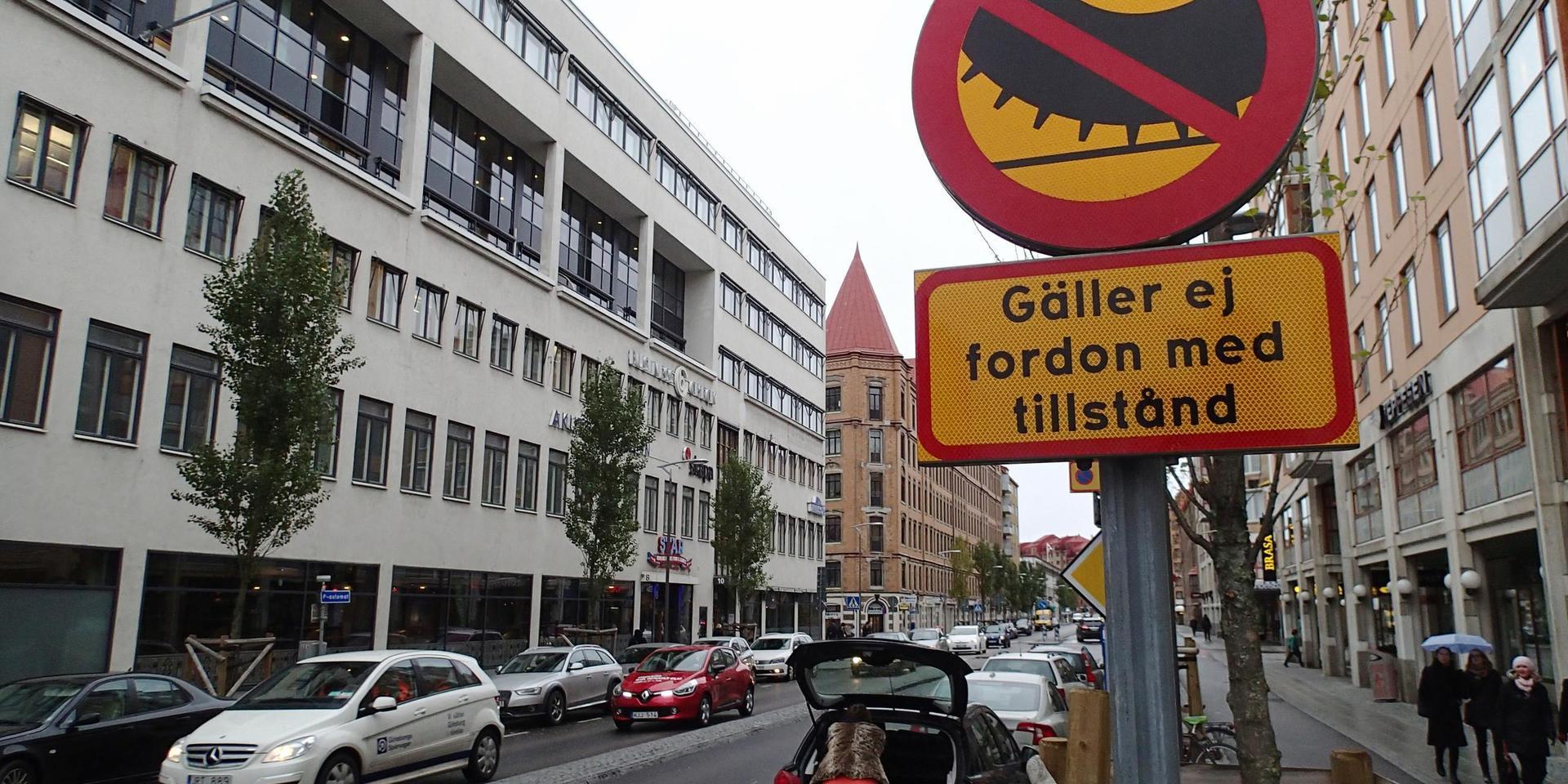 Odinsgatans och Friggagatans förbud mot dubbdäck borde utökas till hela centrala Göteborg, menar insändarskribenten.