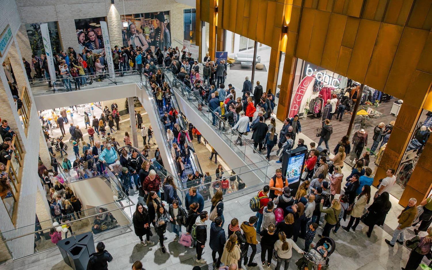 När det nya köpcentrumet i Mölndal slog upp portarna kom över 20 000 besökare under invigningskvällen. Bild: Citycon