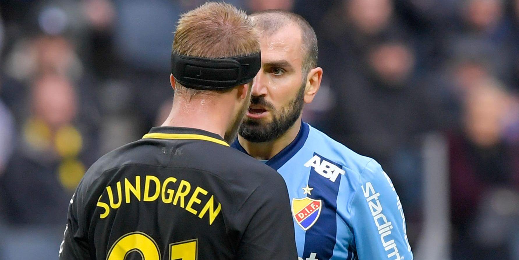 Djurgårdens Yura Movsisyan blev utvisad för en skallning på AIK:s Daniel Sundgren.