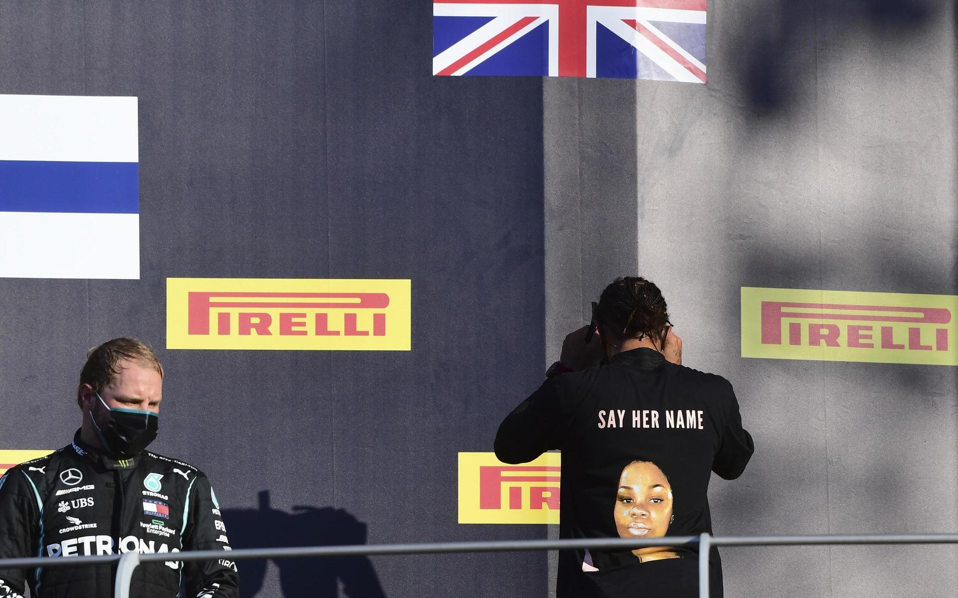 Lewis Hamilton med t-shirten. Han utreds nu av det internationella bilsportsförbundet efter sitt ställningstagande.