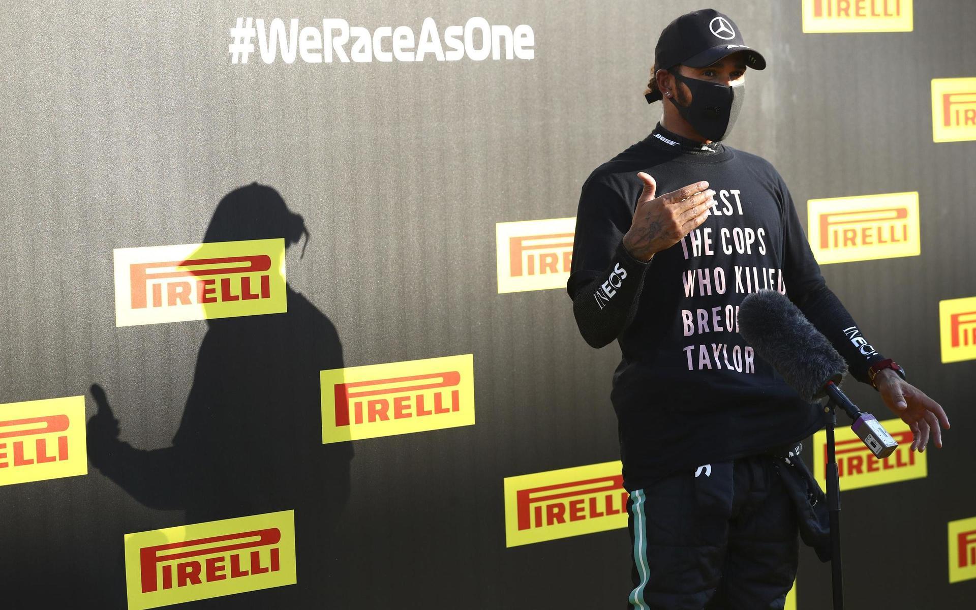 Lewis Hamilton med t-shirten. Han utreds nu av det internationella bilsportsförbundet efter sitt ställningstagande.