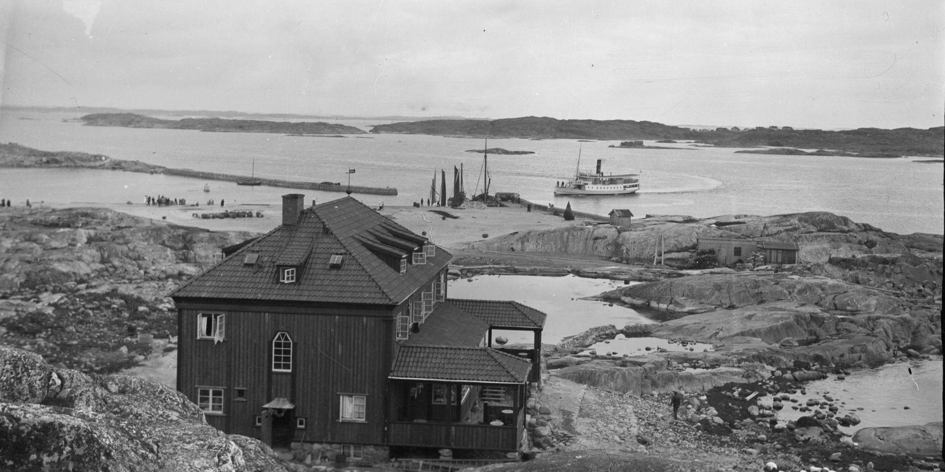 Ångbåten nalkas Hönö år 1930. 