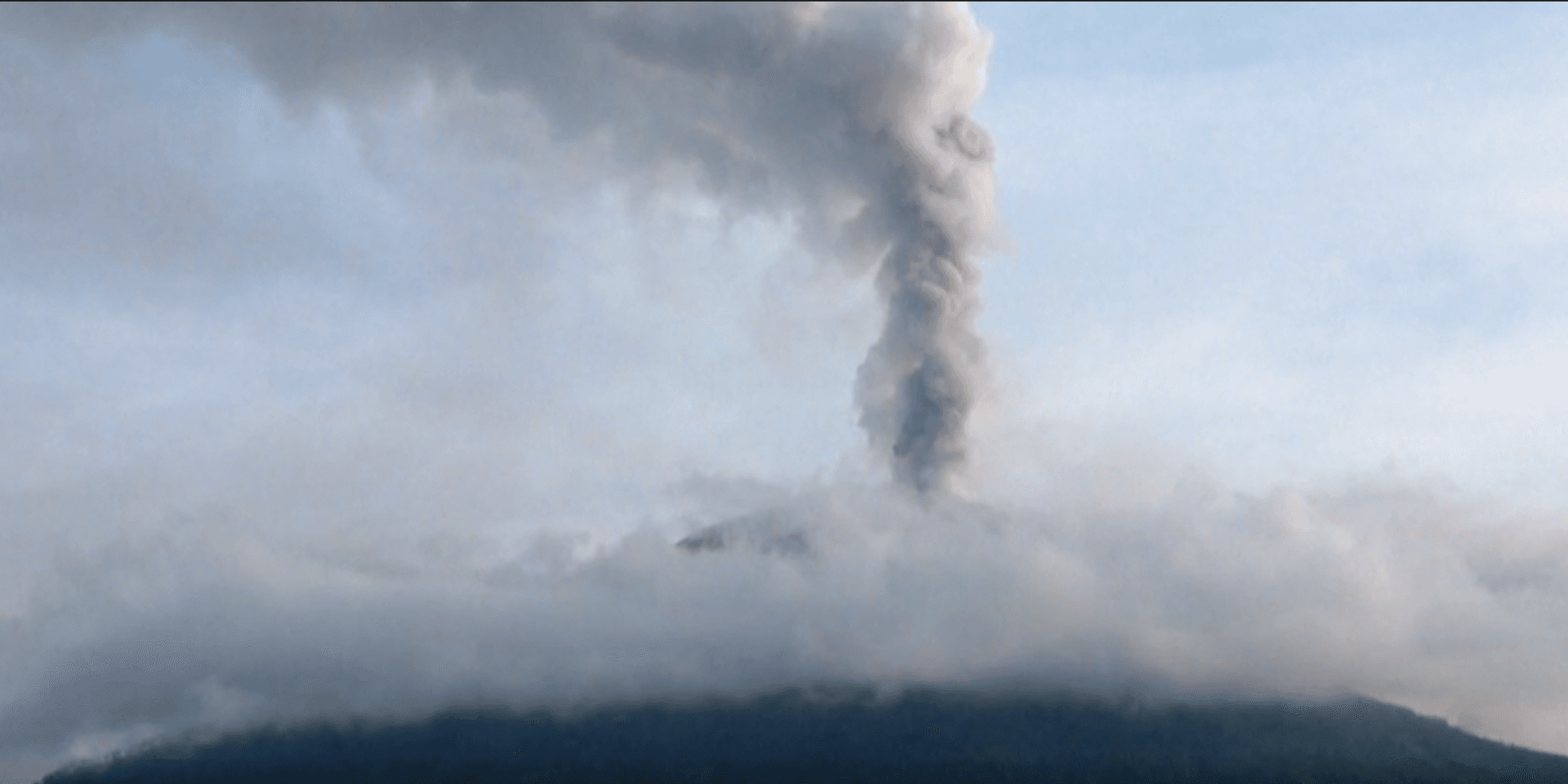 Vulkanen Ile Lewotolok har fått ett utbrott. Nu är tusentals människor på flykt.