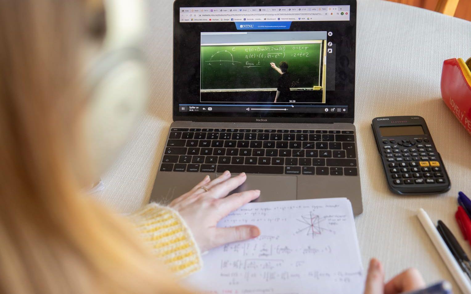 Att plugga på engelska kan ha negativa effekter jämfört med en kurs på svenska, enligt en ny studie. Arkivbild.