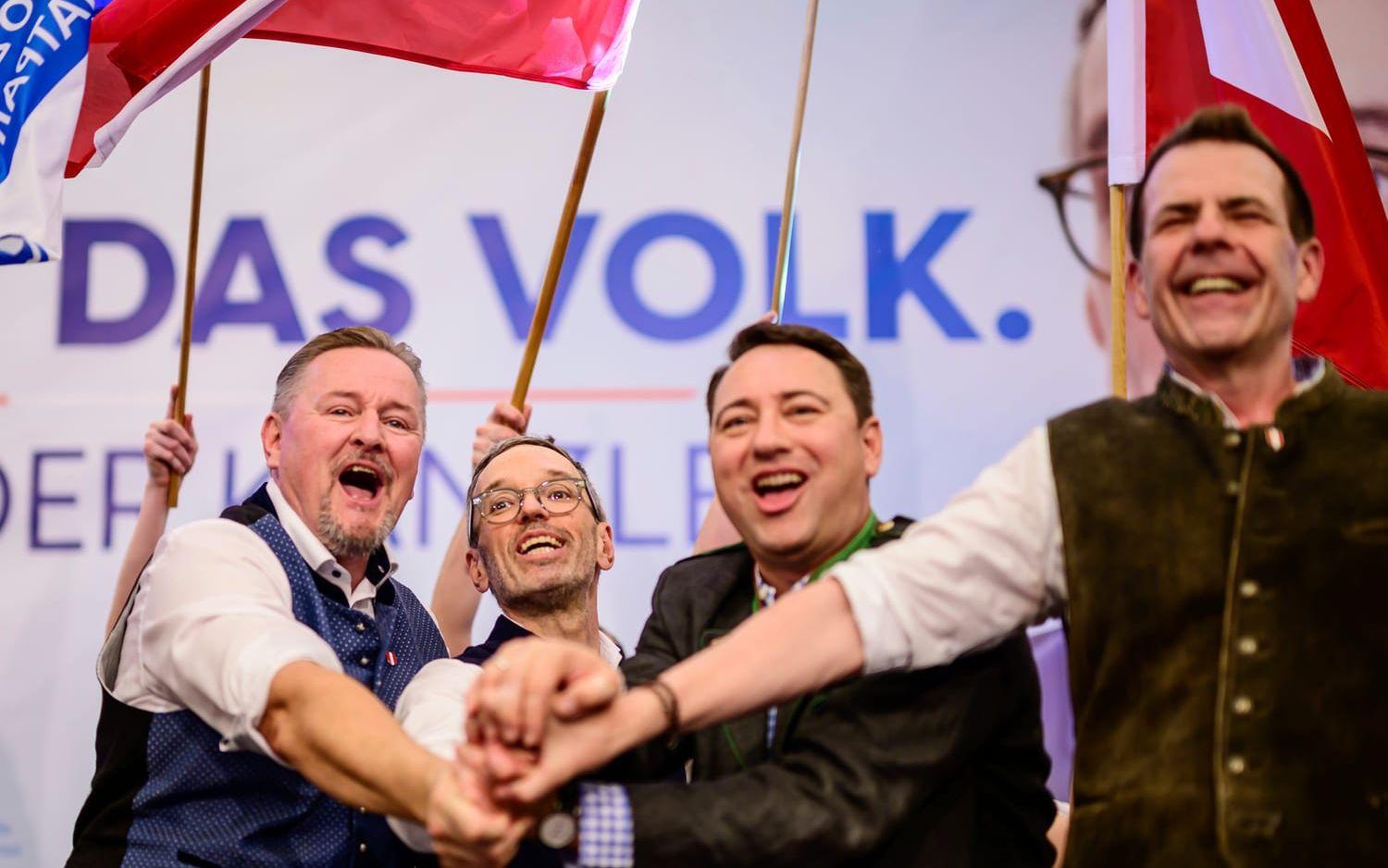 Herbert Kickl, tvåa från vänster, med partikamrater under ett första maj-event i Linz.