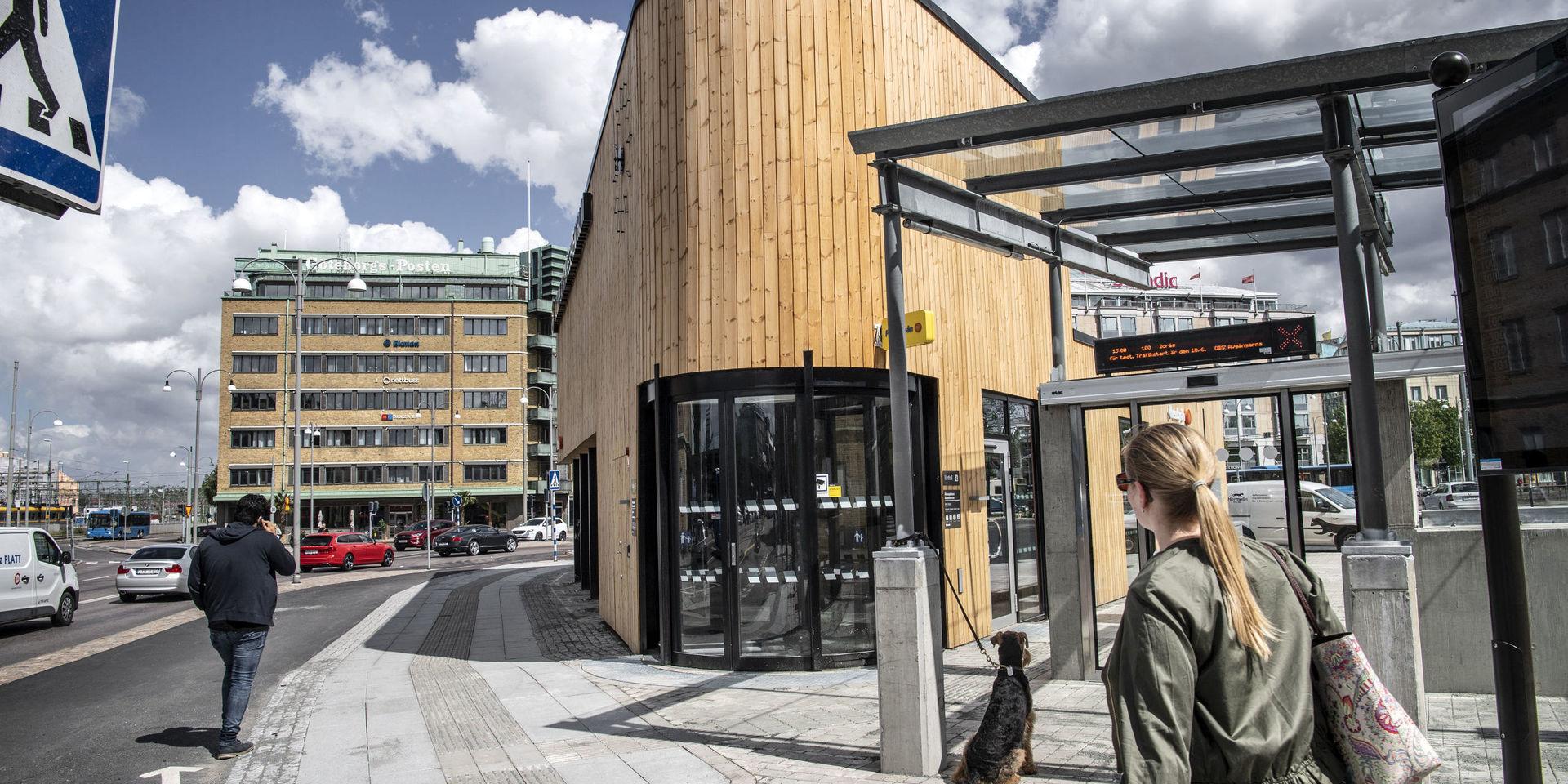 Det nya resecentrumet Åkareplatsen invigs på måndag. Här kommer busspendlarlinjerna till och från Borås, Mark och Kinna, Lerumsnabben och Gråbosnabben börja och avsluta sina resor under tio års tid. 