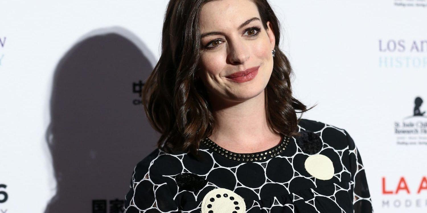 Anne Hathaway repriserar sin roll som den vita drottningen i "Alice i Spegellandet". Arkivbild.