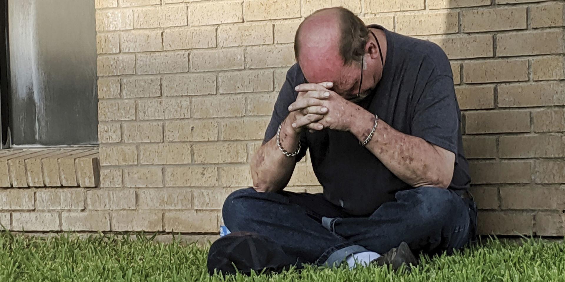 En man ber utanför en akutmottagning i Odessa, Texas, dit flera skadade fördes. 