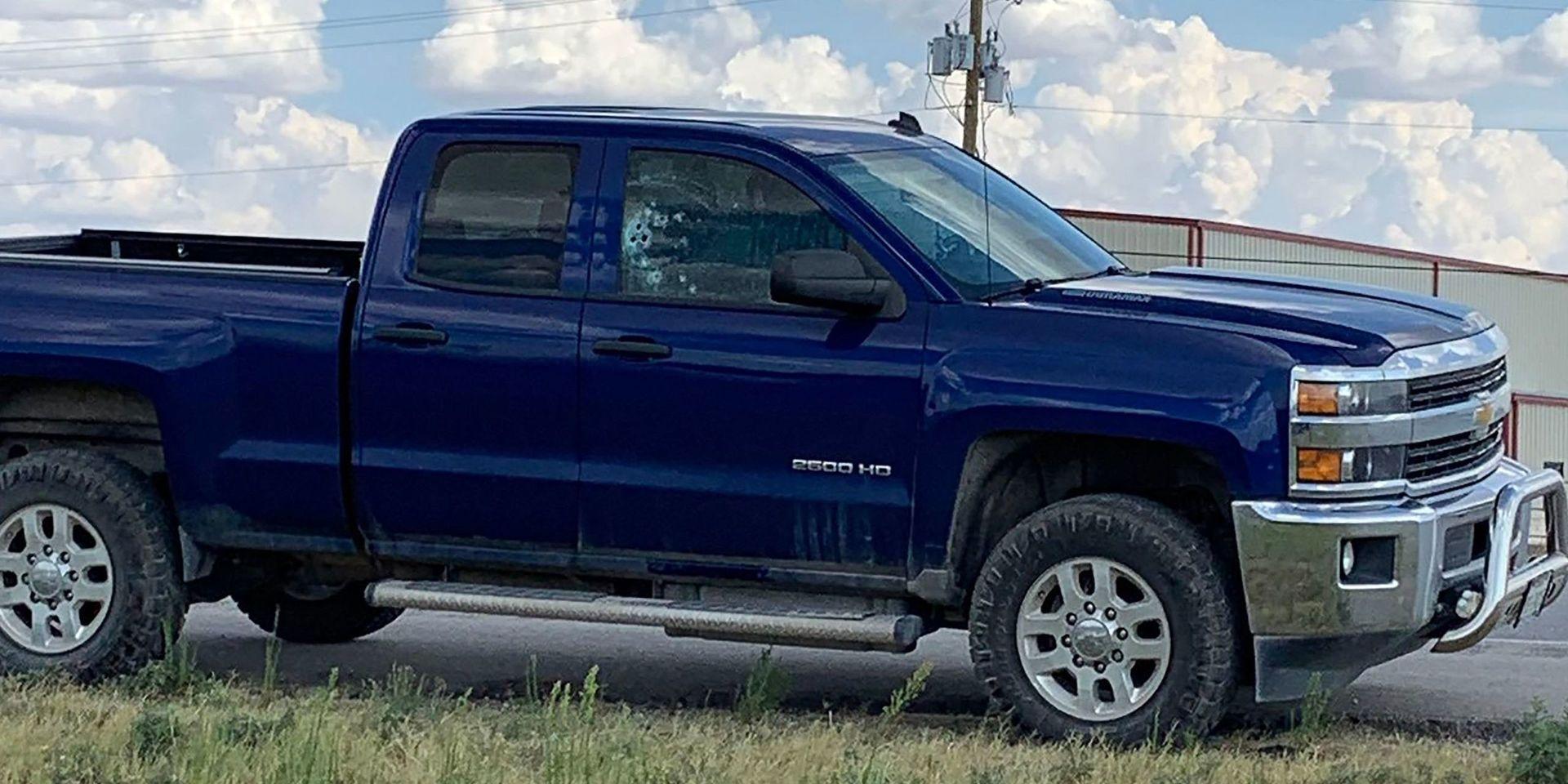 En pickup har skotthål i fönstret efter att ha blivit beskjuten på motorvägen mellan Odessa och Midland i Texas. 