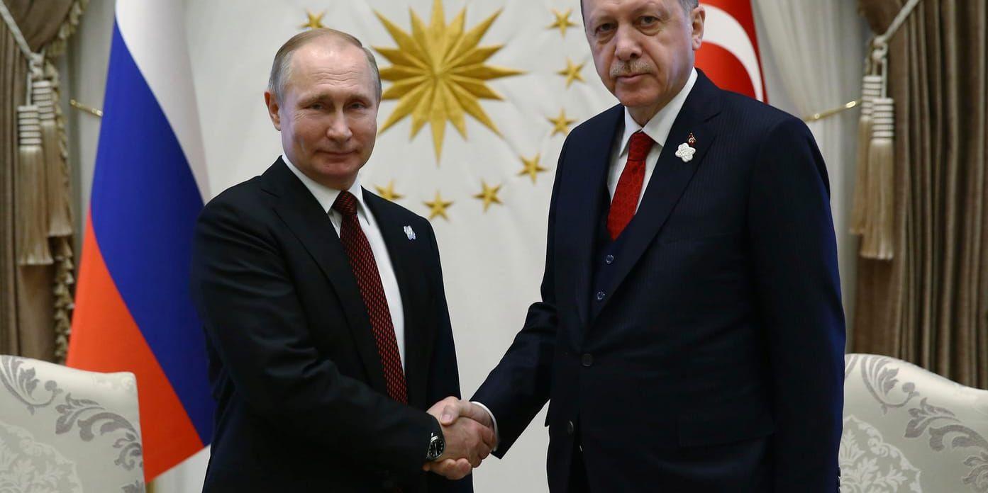 Turkiets president Recep Tayyip Erdogan söker bättre vänner. Här skakar han hand med Rysslands president Vladimir Putin (t.v) vid ett möte tidigare i år. Arkivbild.