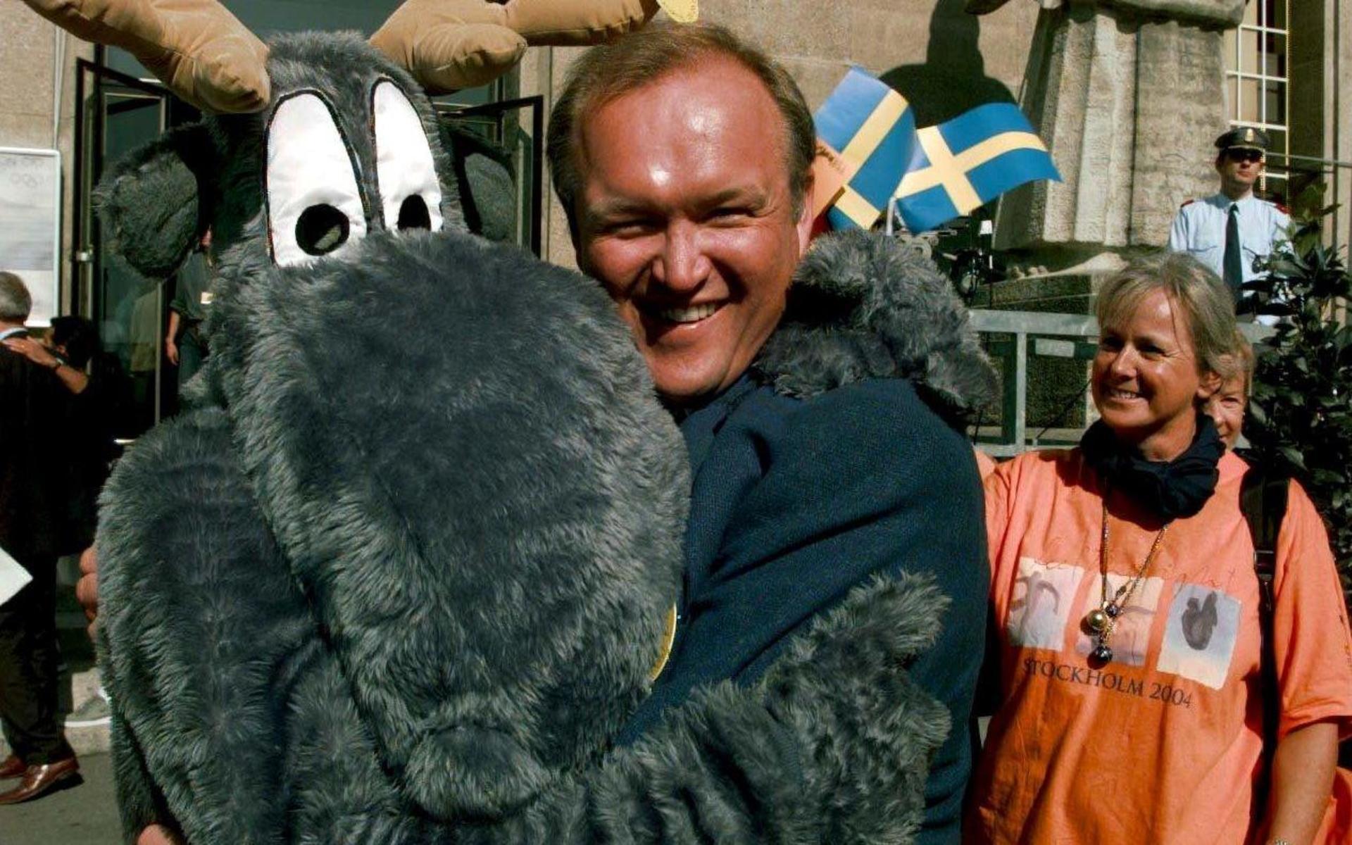 Statsminister Göran Persson får en kram av den svenska OS-maskoten Helge 1997. 