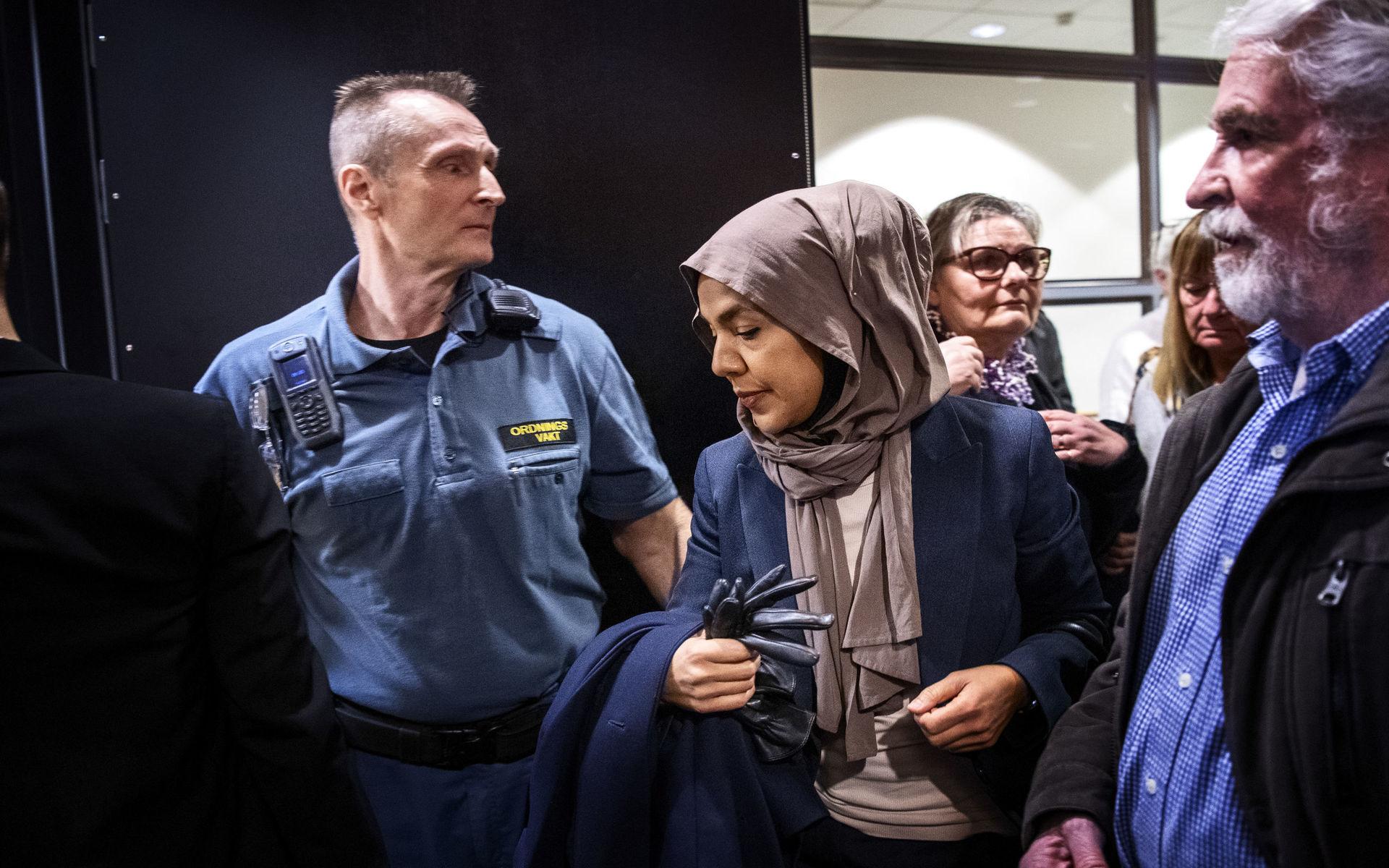 En av de målsägande i förtalsrättegången mot Ann-Sofie Hermansson, Fatima Doubakil på väg in i rättssalen under rättegångens första dag.