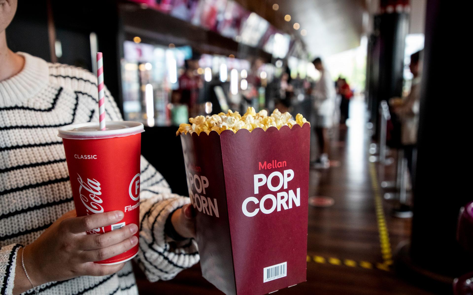 Kunderna förväntas nu köpa popcorn, läsk och snacks på plats i landets Filmstaden-biografer. Medhavd mat och dryck är inte längre tillåten.