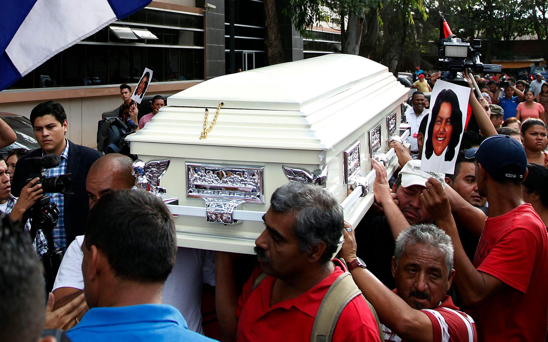 Kistan med Berta Caceres kropp bärs av invånare i Tegucigalpa, Honduras, i mars 2016. Vd:n för ett energibolag i Honduras dömdes i somras för att ha varit en av hjärnorna bakom mordet.