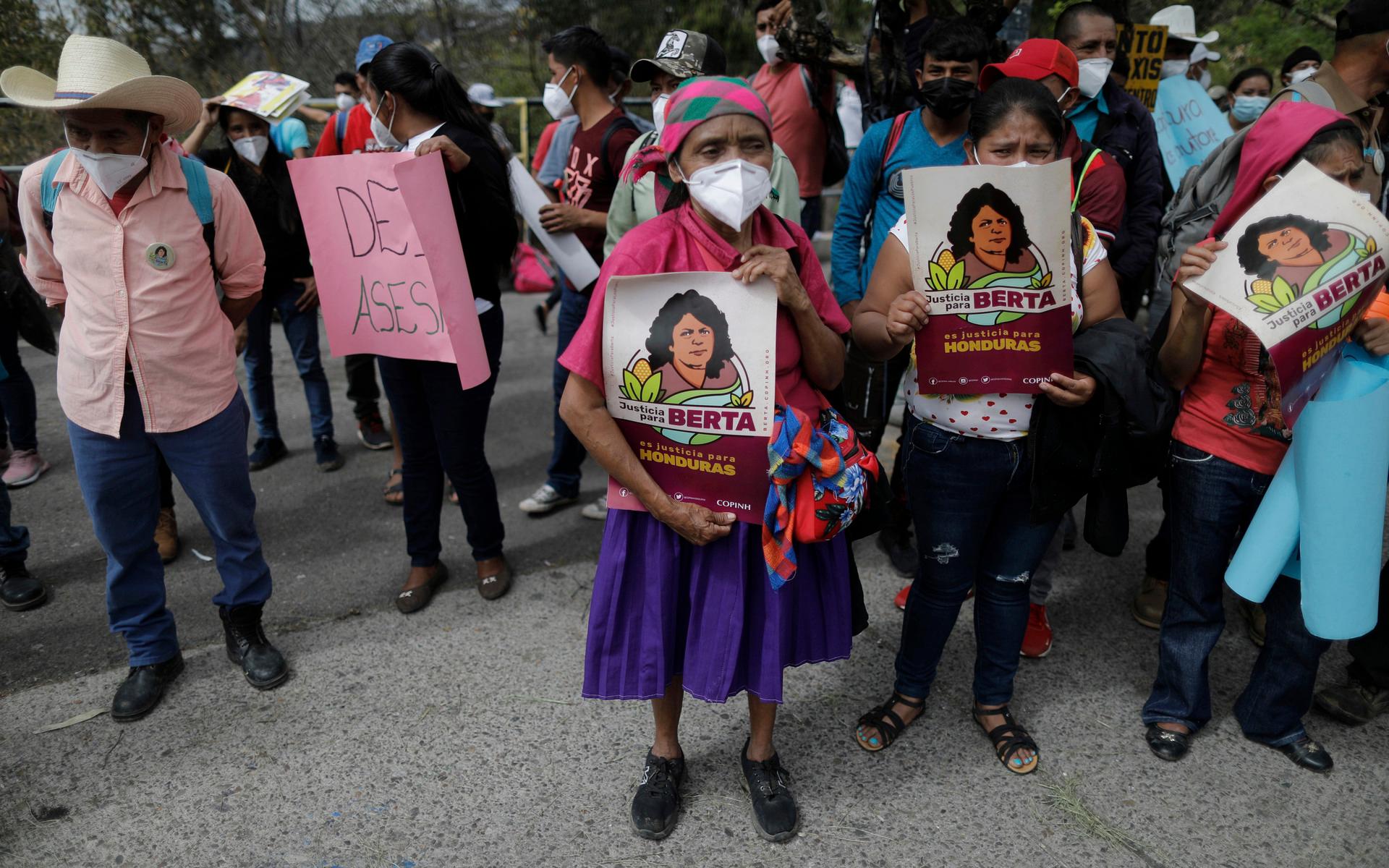 Miljöaktivister och anhängare till Berta Caceres utanför domstolen under rättegången i mars 2021.