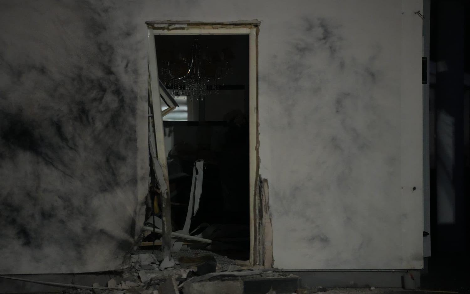 Händelsen utreds som grov allmänfarlig ödeläggelse och brott mot lagen om brandfarliga och explosiva varor.