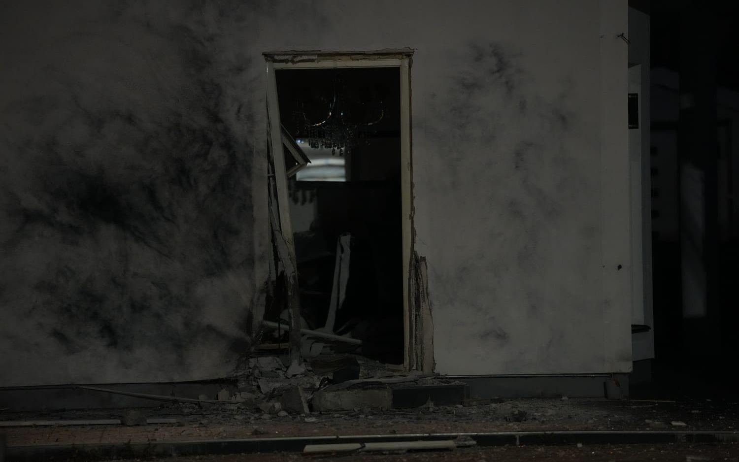 Händelsen utreds som grov allmänfarlig ödeläggelse och brott mot lagen om brandfarliga och explosiva varor.