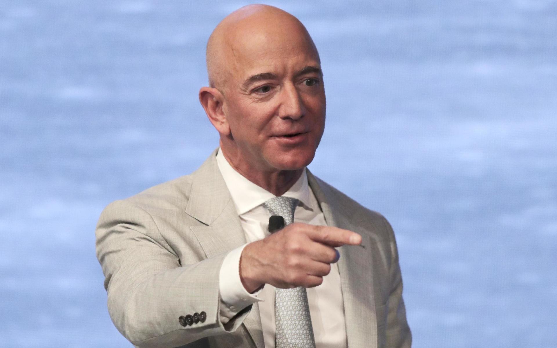 På plats ett hamnar Amazons grundare Jeff Bezos, god för 201 miljarder dollar eller cirka 1 750 miljarder kronor. Under 2021 har hans förmögenhet ökat med 22 miljarder dollar.