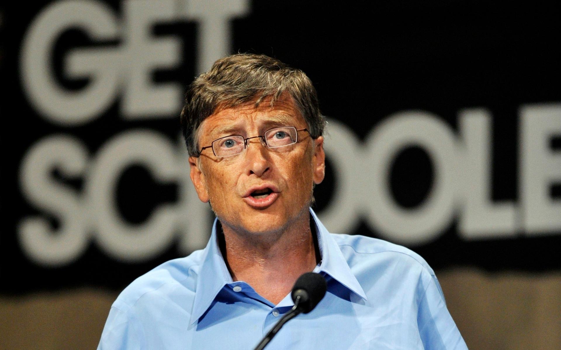Fyran Bill Gates ligger strax bakom med en förmögenhet på 134 miljarder dollar, vilket motsvarar runt 1 170 miljarder kronor.
