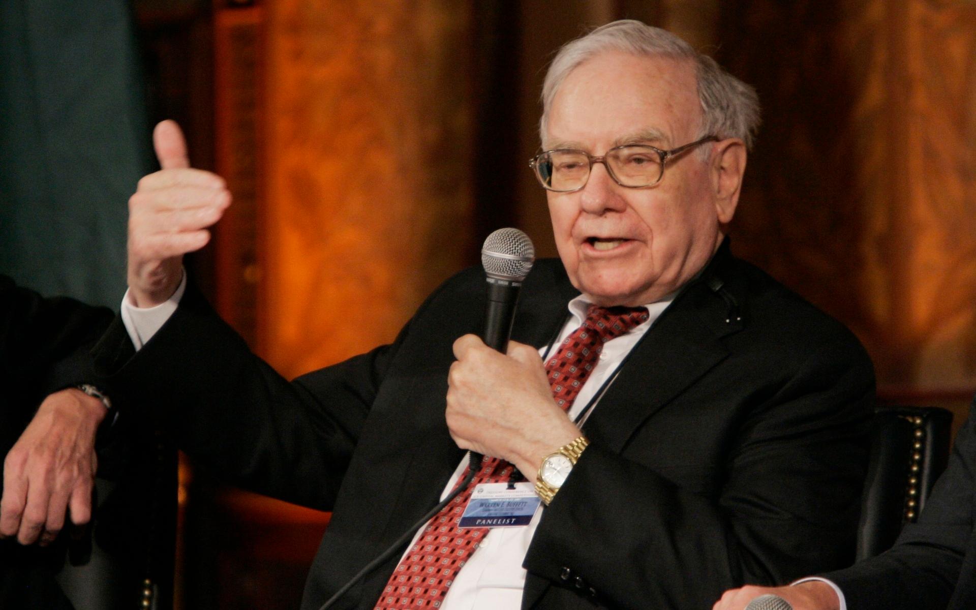 Superinvesteraren Warren Buffet är god för 102 miljarder dollar, eller nära 900 miljarder kronor.