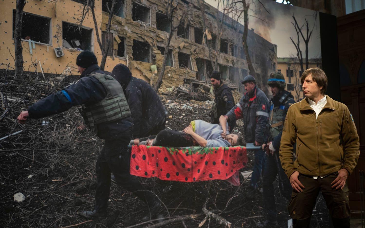 Endast ett fåtal journalister blev kvar under den ryska belägringen. En var AP-fotografen Evgeniy Maloletka (till höger i bild), som tog bilden på en gravid kvinna som dödades i bombningen av ett mödravårdssjukhus i Mariupol. Den blev utsedd till årets pressbild i världen. Arkivbild.
