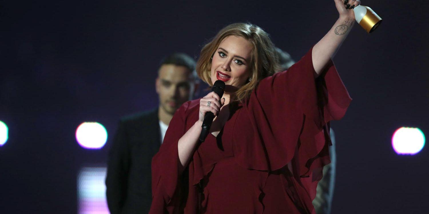 Adele tar emot pris på Brit Awards 2016. Arkivbild.