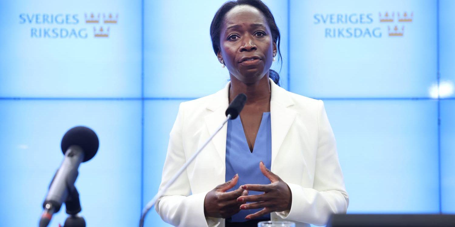 Nyamko Sabuni får ständig kritik från en partifalang i Stockholm, menar insändarskribenten.
